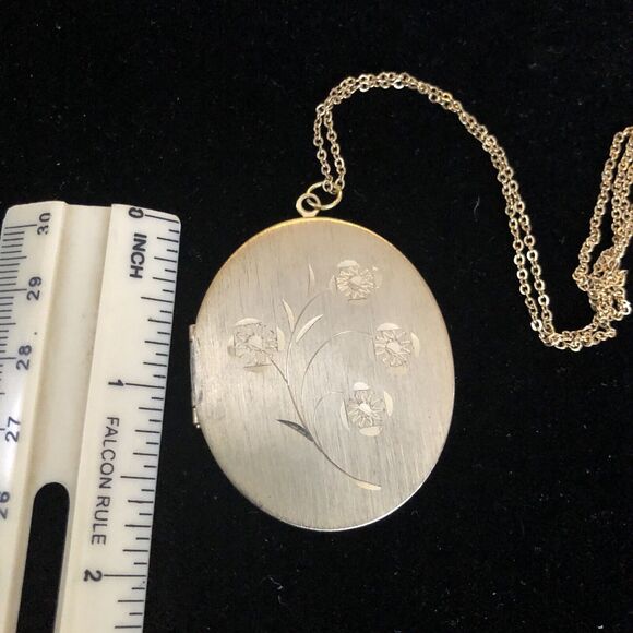 Vintage Flower Engraved Gold tone Hinged Oval Pic Locket Pendant 18" Necklace - Picture 7 of 9
